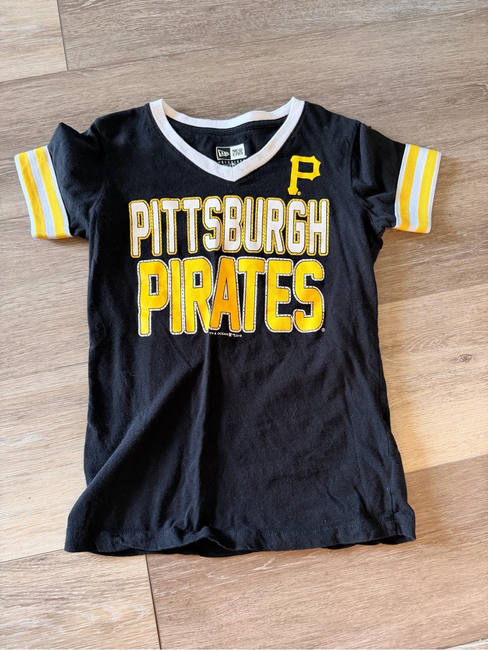 Girls New Era Pittsburgh Pirates V-Neck T-shirt - Size Large